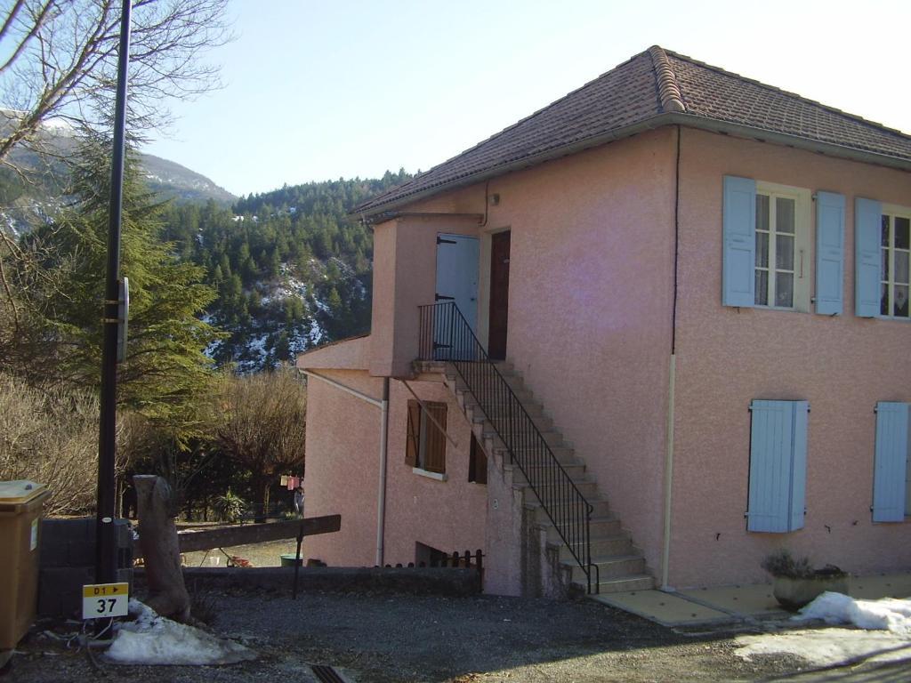 Gites Les Tilleuls Clamensane Номер фото